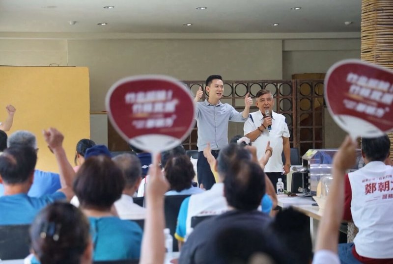 民進黨新竹縣長參選人鄭朝方（後中）17日表示，日前赴尖石鄉前、後山舉辦說明會，提出改善山區道路、夜間照明、教育資源及發展在地產業等政策，盼提升原鄉生活環境。（鄭朝方競選辦公室提供）中央社記者郭宣彣傳真　115年9月17日