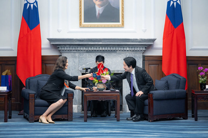 總統賴清德（右）17日接見美國密西根州州長魏美桂（Gretchen Whitmer）訪問團。（總統府提供）中央社記者葉素萍傳真　115年9月17日