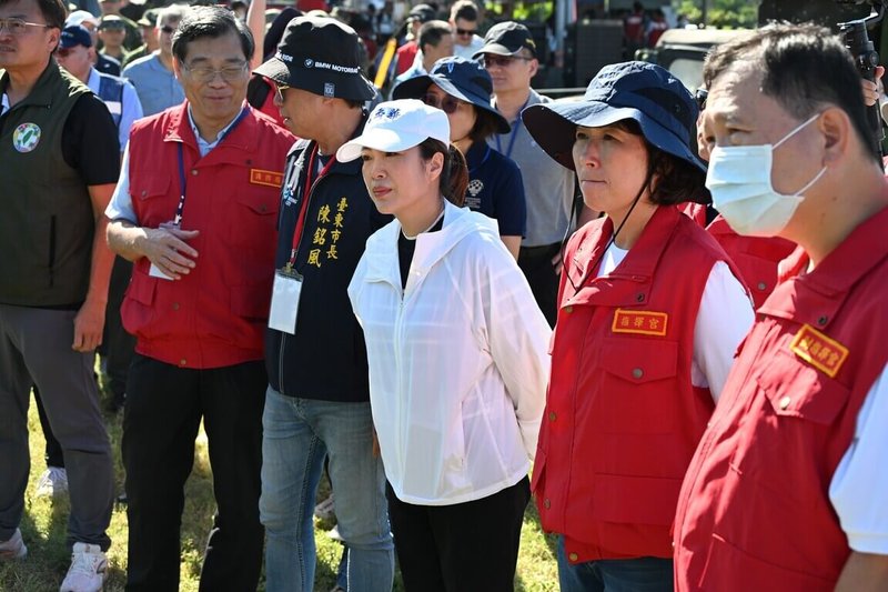 國民黨台東縣長參選人吳秀華（右3）17日出席台東國家防災日演練，推「家園守護」打造更有韌性的台東。（吳秀華服務處提供）中央社記者盧太城台東傳真 115年9月17日