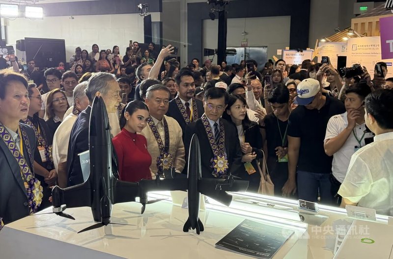 2026年菲律賓台灣形象展17日在馬尼拉登場，經濟部次長何晉滄（中）等貴賓參觀無人機攤位。中央社記者林行健馬尼拉攝 115年9月17日