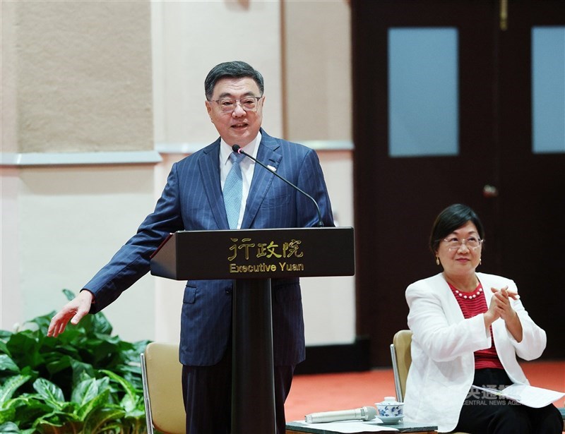圖為行政院長卓榮泰（左）。（中央社檔案照片）