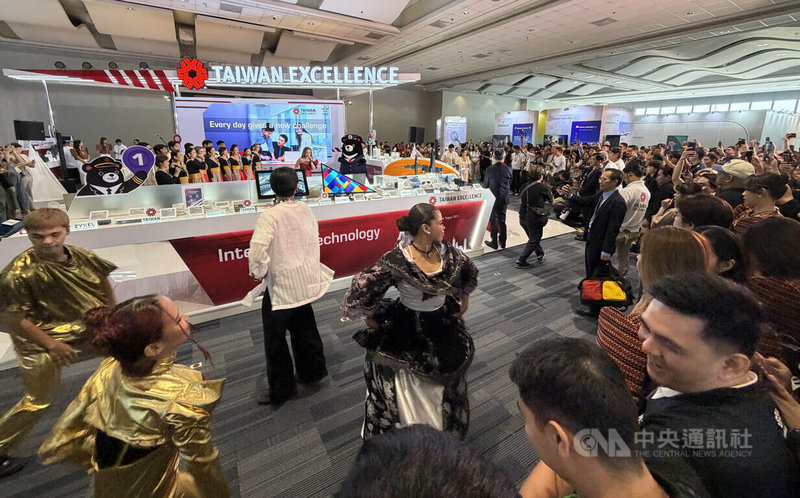 2026年菲律賓台灣形象展17日在馬尼拉登場，圖為主辦單位在台灣精品館安排菲律賓民俗舞蹈表演。中央社記者林行健馬尼拉攝　115年9月17日