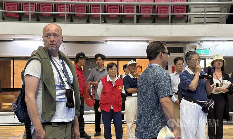 台東縣政府17日舉辦國家防災日大規模震災救災動員演練，內政部長劉世芳（後中紅背心者）親自到場視察，現場並有來自立陶宛非政府組織「藍/黃」（Blue/Yellow）創辦人歐曼（Jonas Oehman）（前左）等國際人士參與。中央社記者盧太城攝　115年9月17日