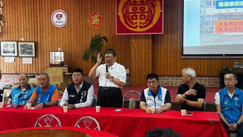 國民黨新竹縣黨部主委、新竹縣長楊文科（立者）17日表示，他力挺國民黨新竹縣長參選人徐欣瑩，呼籲黨內團結支持，以延續縣政建設。（國民黨新竹縣黨部提供）中央社記者郭宣彣傳真　115年9月17日