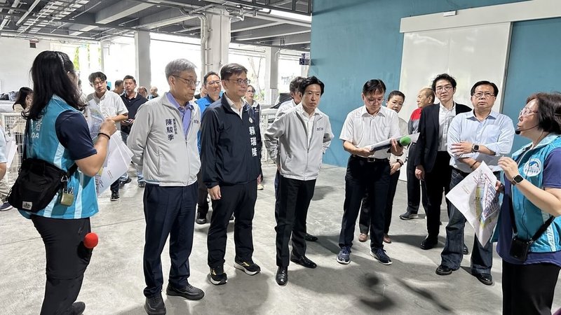 行政院秘書長張惇涵（前左4）、農業部長陳駿季（前左2）等人17日南下高雄會勘前鎮漁港，高雄市海洋局表示，會勘的中央部會與民意代表皆認為，新設施作業方式及使用習慣仍需調整，將持續協助攤商與漁業署協調，針對軟硬體做滾動式改善和調整。（高雄市海洋局提供）中央社記者林巧璉傳真　115年9月17日