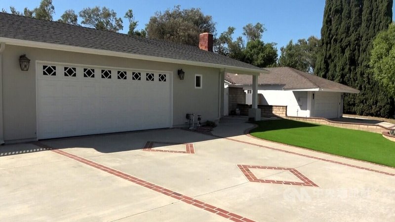 南加州奇诺岗（Chino Hills）一栋待售住宅，屋前是修剪整齐的绿色草坪，车道通往车库。美国房贷利率逼近7%，买家转趋保守，持有低利率房贷的屋主又不愿换屋，出现「买家缩手、屋主惜售」现象。中央社记者林宏翰洛杉矶摄　115年9月17日