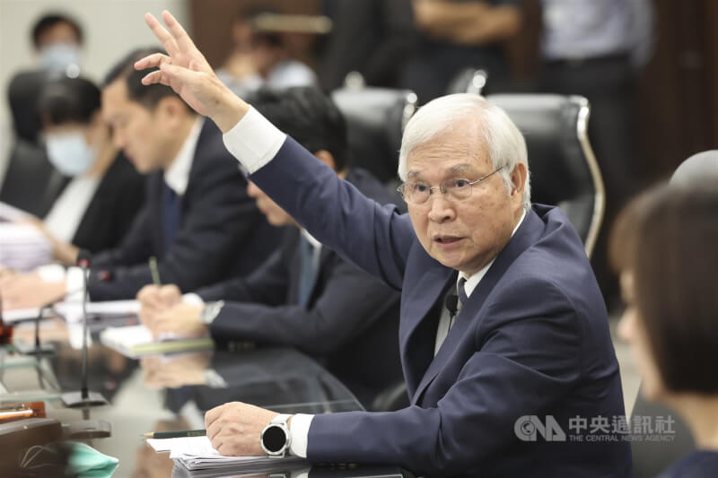 中央銀行17日舉行第3季理監事會，除決議利率不變、連10凍外，也上修2026年全年經濟成長率至11.48%，估2027年經濟成長率為5.82%。會後由央行總裁楊金龍（圖）說明相關決策考量點。中央社記者吳家昇攝　115年9月17日