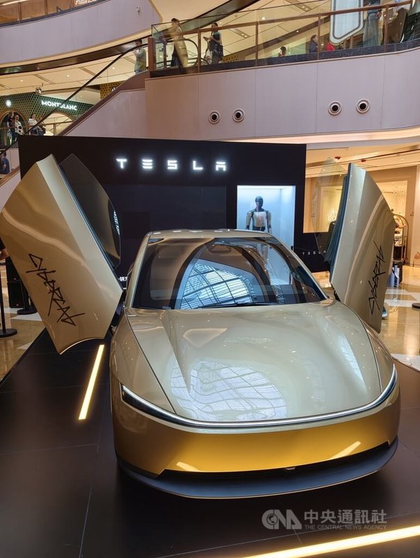 特斯拉賽博無人駕駛電動車（Tesla Cybercab）17日在上海展出，車門採用電動蝴蝶門設計，兩個車門同時打開就像一對展翅的雙翼。中央社記者馮昭上海攝  115年9月17日