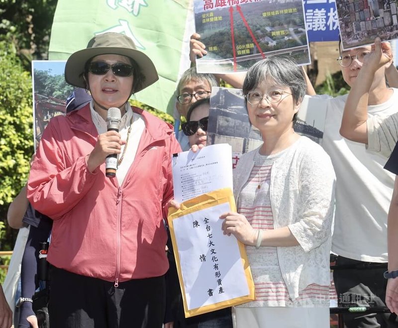 搶救橋頭糖廠百頃森林志工團等民間團體17日在行政院大門前舉行記者會，呼籲政府正視「有形文資」審議，文資團體也遞交陳情書給行政院官員，搶救「有形文資」。中央社記者張皓安攝　115年9月17日