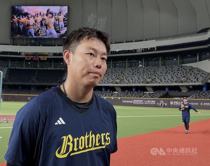 日籍棒球投手大瀧幸治（圖）今年第4次挑戰中華職棒選秀，獲中信兄弟隊青睞，15日更獲升上一軍機會。他17日受訪分享持續挑戰的原因是「我喜歡棒球」。中央社記者蘇志畬攝　115年9月17日