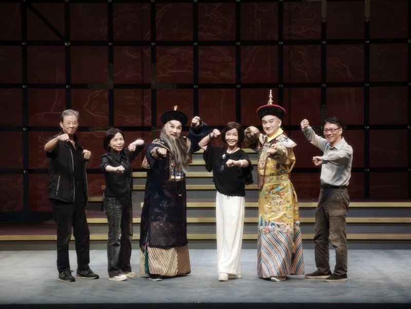 國光劇團京劇老生唐文華（左3）即將退休，19、20日接連兩天演出「康熙與鰲拜」，唐文華將演出鰲拜一角，崑曲小生溫宇航（右2）詮釋康熙一角，再現12年前經典。（國光劇團提供）中央社記者邱祖胤傳真　115年9月18日