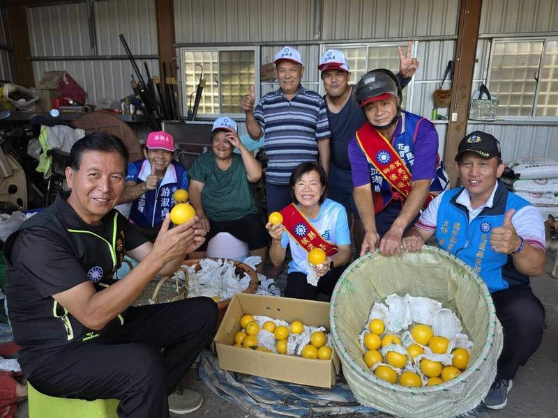 國民黨花蓮縣長參選人游淑貞（前排右3）近日走訪萬榮鄉，提出「萬榮希望工程」10年發展藍圖，也提出「韌性部落」概念。（游淑貞就選團隊提供）中央社記者張祈傳真　115年9月18日