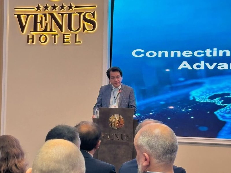 台美首度在科索沃舉辦「全球合作暨訓練架構」工作坊。駐匈牙利代表王翼龍（圖）指出，供應鏈韌性對全球經濟安全及長期繁榮至關重要，打造多元且值得信賴的供應網絡，成為當前民主國家的重要課題。（駐匈牙利代表處提供）中央社記者劉郁葶布拉格傳真 115年9月18日