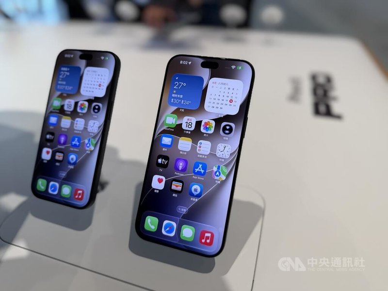 iPhone 18 Pro系列新機18日開賣，螢幕上方動態島尺寸縮小，視覺體驗更好。中央社記者吳家豪攝　115年9月18日