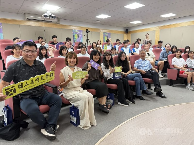 國立台灣文學館辦理「島嶼有聲．母語筆跡－2026台灣文學獎創作本事系列講座」，18日以「寫族人的話」為題，在國立花蓮女中邀請新詩、散文獎得主分享創作理念。中央社記者張祈攝　115年9月18日