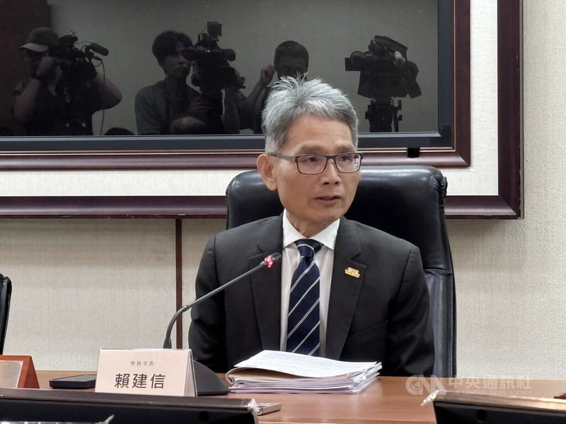 經濟部次長賴建信18日在115年第2次電價費率審議會會後記者會上表示，10月至12月間將維持現行電價費率。中央社記者曾筠庭攝　115年9月18日