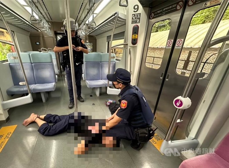 鐵路警察局18日獲報台鐵2173區間車有民眾不明原因破壞車廂內車長閥，導致列車緊急停駛，員警到場依現行犯逮捕，警詢後移送基隆地檢署偵辦。（翻攝畫面）中央社記者劉建邦傳真　115年9月18日
