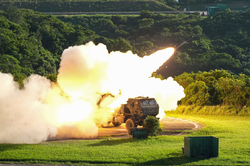 國軍18日進行「115年三軍聯合精準飛彈射擊」，陸軍海馬士多管火箭系統對海上目標射擊M28訓練彈進行訓練。（總統府提供）中央社記者吳書緯傳真　115年9月18日