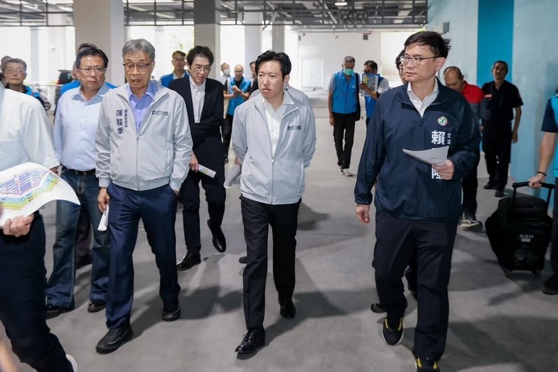 行政院祕書長張惇涵（前中）等18日親赴高雄前鎮漁港視察，民進黨高雄市長參選人賴瑞隆（前右）陪同，會中拍板啟動兩年試營運，包括國際漁工免費入住船員會館，中央全額補助漁民免費進駐運銷中心2年等。前左為農業部長陳駿季。（賴瑞隆辦公室提供）中央社記者林巧璉傳真　115年9月18日