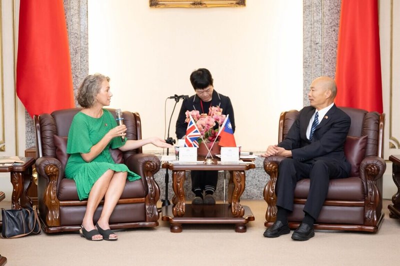 立法院長韓國瑜（右）18日接見英國會議員、「台英國會小組」共同主席柴萍恩（左）一行。（立法院提供）中央社記者王承中傳真 115年9月18日