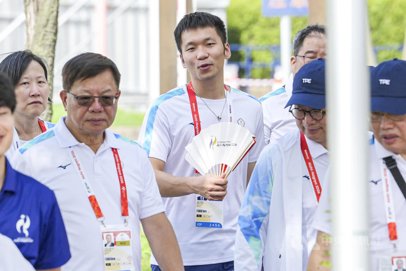 運動部長李洋（中）18日下午原訂參加名古屋亞運的選手村開村升旗典禮，沒想到亞洲奧林匹克理事會（OCA）卻告知團本部，李洋不得參加。中央社記者鄭清元攝　115年9月18日