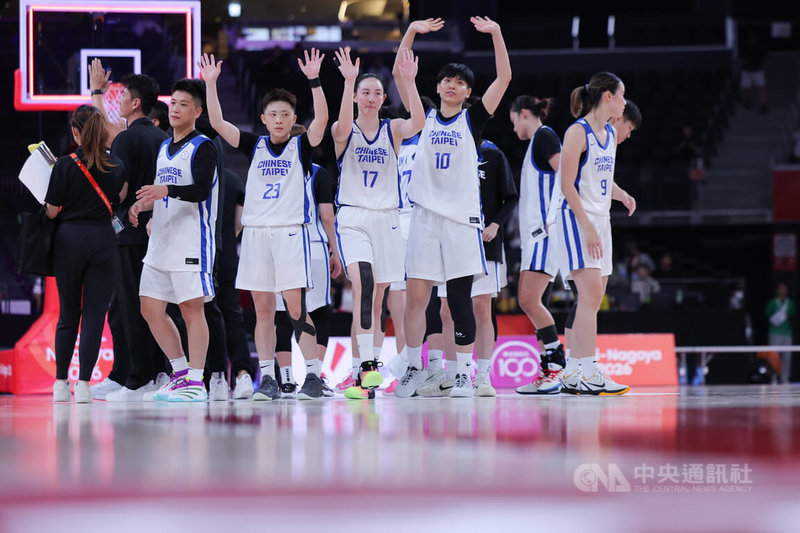 愛知名古屋亞運女籃台灣隊18日對上蒙古隊，台灣靠著穩健球風，加上有效防守，終場以76比67逆轉擊敗蒙古拿下首勝。圖為台灣球員賽後於場中向球迷揮手致意，感謝支持。中央社　115年9月18日