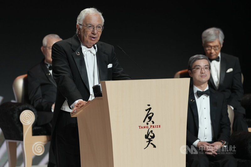 第7屆唐獎頒獎典禮18日在台北表演藝術中心舉行，法治獎得主、美國耶魯大學法學教授布魯斯．艾克曼（Bruce Ackerman）（前）發表得獎感言。中央社記者徐肇昌攝　115年9月18日