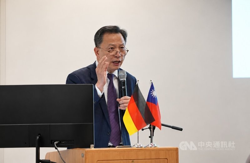 駐德代表谷瑞生17日在柏林舉行的「聯合國大會第2758號決議解讀與影響」座談會致詞表示，2758號決議處理的是中國在聯合國的代表權問題，文本未提及台灣，也未授權中國在聯合國體系代表台灣。中央社記者林尚縈柏林攝　115年9月18日