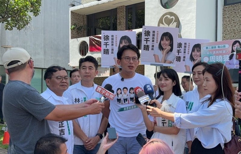 台灣民眾黨主席黃國昌（中）18日到桃園替黨籍議員參選人輔選，受訪時表示，黨內人選都很有爆發力，他很有信心。（桃園民眾黨團提供）中央社記者葉臻傳真　115年9月18日