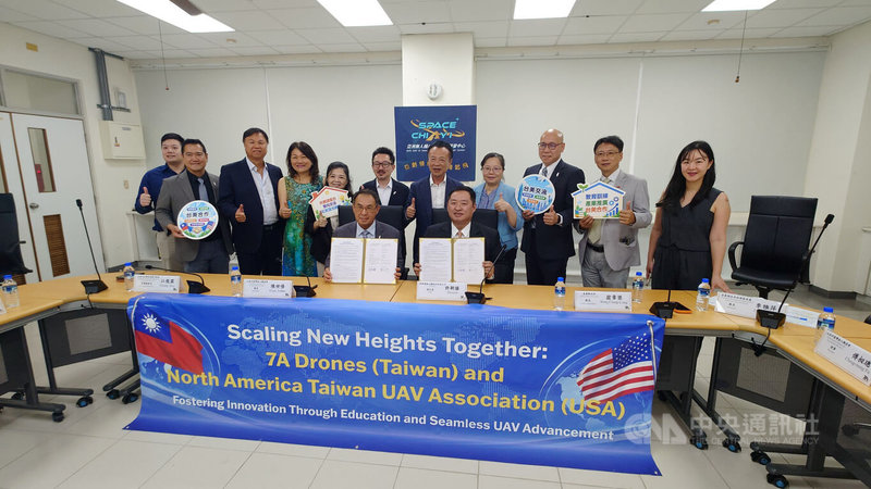 北美洲台灣無人機協會與新樂飛無人機公司18日在嘉義縣長翁章梁（後排右5）見證下，於亞洲無人機AI創新應用研發中心簽署合作備忘錄（MOU），共同推動非紅供應鏈。中央社記者蔡智明攝　115年9月18日
