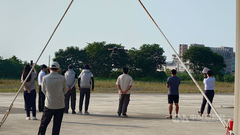 北美洲台灣無人機協會18日在亞洲無人機AI創新應用研發中心與新樂飛無人機公司簽署合作備忘錄（MOU），協會成員並學習無人機的操控（圖）。中央社記者蔡智明攝　115年9月18日