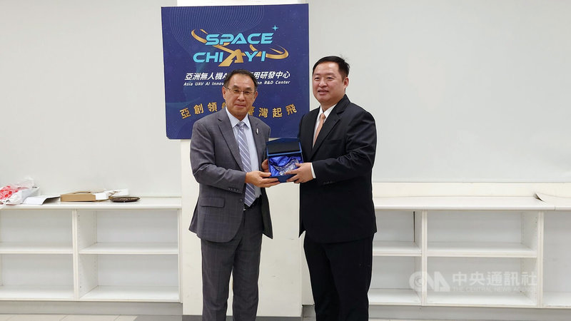 北美洲台灣無人機協會與新樂飛無人機公司18日在亞洲無人機AI創新應用研發中心簽署合作備忘錄（MOU），北美洲台灣無人機協會會長陳世修（左）贈送紀品予新樂飛執行長許新勝（右）。中央社記者蔡智明攝　115年9月18日