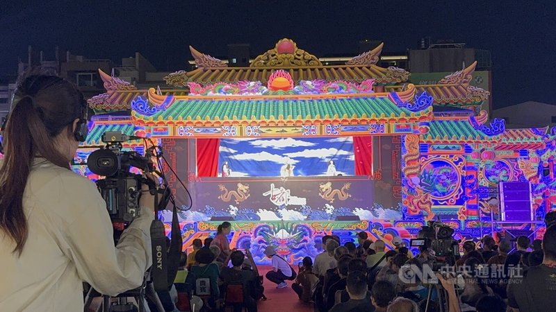 因前總統陳水扁女兒陳幸妤離婚事件延伸出來的「鍘美藝術節」18日起一連5晚在台南安平熱鬧登場，首場演出是布袋戲「包公斬駙馬」。中央社記者張榮祥攝　115年9月18日