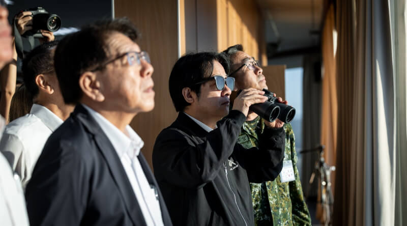 總統賴清德（左2）前往屏東視導「115年三軍聯合精準飛彈射擊」暨秋節勗勉。（總統府提供）