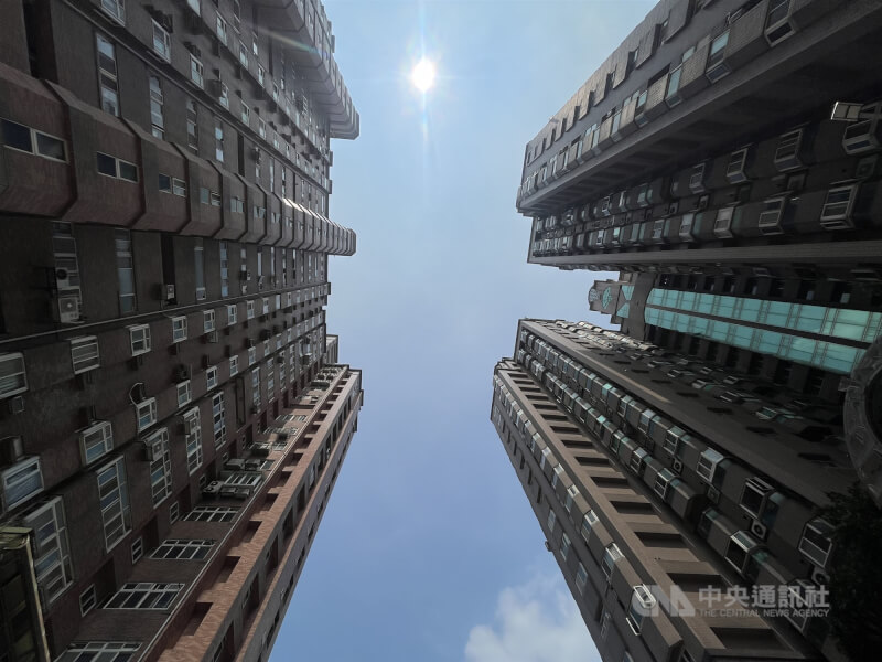 圖為北市關渡地區房屋。（中央社檔案照片）