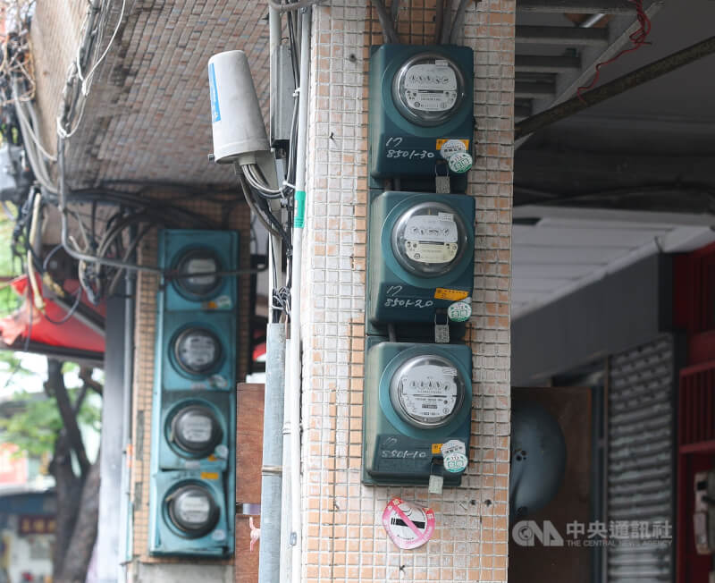 圖為台北市一處社區梁柱上掛滿電表。（中央社檔案照片）