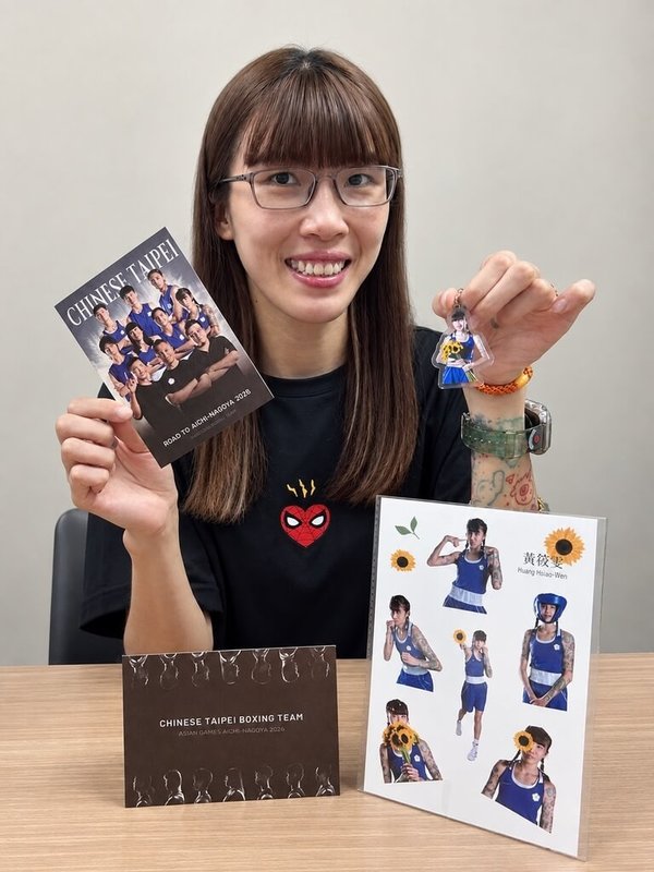 2026名古屋亞運將在19日開幕，台灣拳擊代表隊18日啟程，拳擊協會特地製作應援小物，包括鑰匙圈、貼紙、明信片等，選手黃筱雯（圖）開心展示自己的應援小物。（中華民國拳擊協會提供）中央社記者黎建忠傳真　115年9月18日