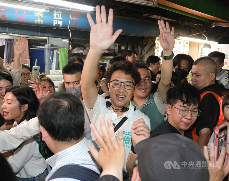 民進黨台北市長參選人沈伯洋（前中）18日晚間前往景美夜市掃街拜票，沿途向攤商及民眾致意，請託支持。中央社記者謝佳璋攝  115年9月18日