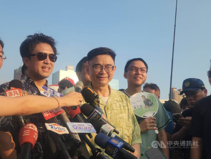 民進黨台北市長參選人沈伯洋（左）19日南下高雄與同黨高雄市長參選人賴瑞隆（左2）合體造勢，吸引大批人潮相挺，2人也一同接受聯訪。中央社記者洪學廣攝　115年9月19日