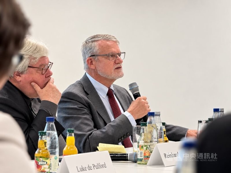前德國在台協會處長歐博哲（Martin Eberts）（右）出席柏林「聯合國大會第2758號決議解讀與影響」座談會，以職業外交官角度解析台德關係。中央社記者林尚縈柏林攝　115年9月19日