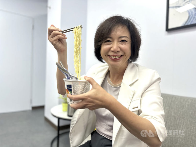 民主進步黨台中市長參選人何欣純忙碌一整天後,有時想喝口熱湯,泡麵是她最方便也最愛的選擇。中央社記者趙麗妍攝 115年9月19日