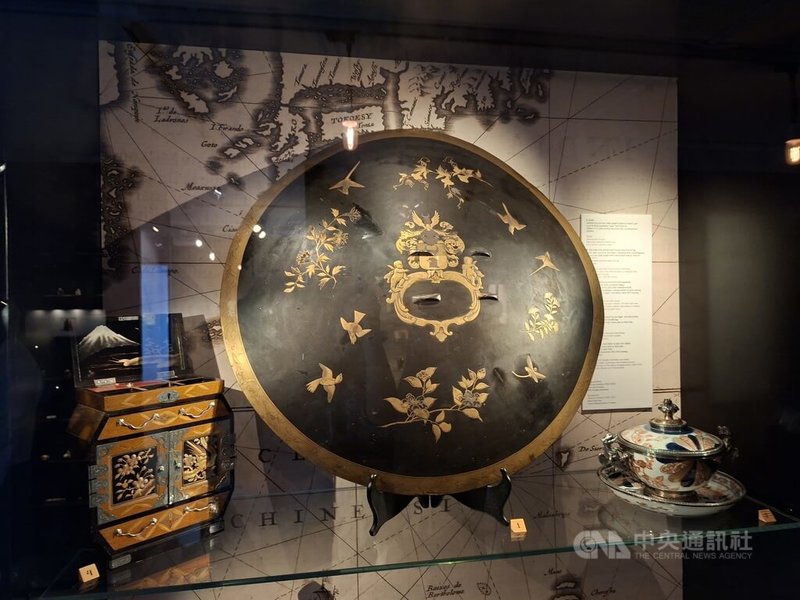 荷蘭東印度公司派駐台灣最後一任長官、瑞典外交官揆一的盾牌，是瑞典少數與瑞典在亞洲殖民有關的文物，遠東博物館的研究認為，盾牌應該是在印度製作、日本上漆繪製，主要用途是彰顯身份地位，並未使用在戰爭中。中央社記者辜泳秝斯德哥爾摩攝 115年9月19日