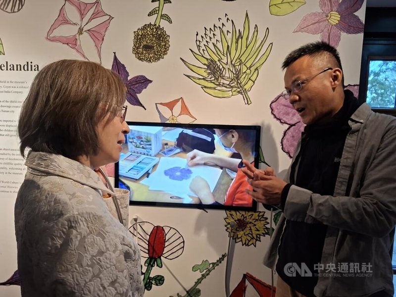 高俊宏團隊將創作、製作、安裝「熱蘭遮之日」的過程拍攝下來，紀錄片在瑞典遠東博物館中播放。圖為高俊宏向駐瑞典代表葉非比（左）介紹創作過程。中央社記者辜泳秝斯德哥爾摩攝 115年9月19日