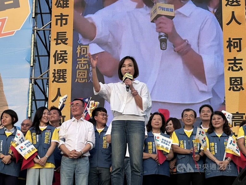 國民黨高雄市長參選人柯志恩(前中)19日在鳳山區舉辦首場大造勢活動,她喊出市政要一棒接一棒,但不一定要是民進黨來接,而是讓最強棒接棒,盼能讓高雄起風、帶來翻轉。中央社記者林巧璉攝 115年9月19日