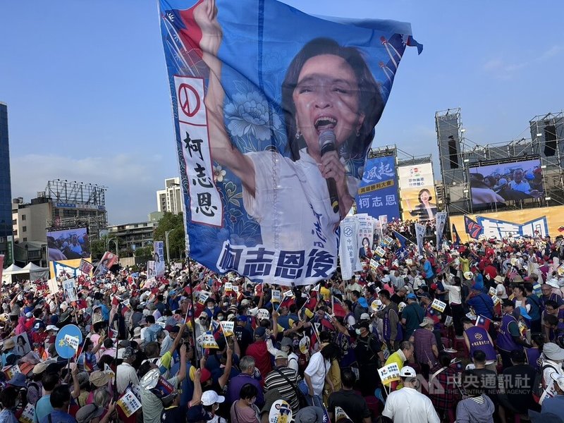 地方選舉選情持續升溫,國民黨高雄市長參選人柯志恩19日在鳳山區舉辦首場大造勢,大進場時現場支持者不斷湧上,隊伍一度無法動彈,熱情難擋。中央社記者林巧璉攝 115年9月19日