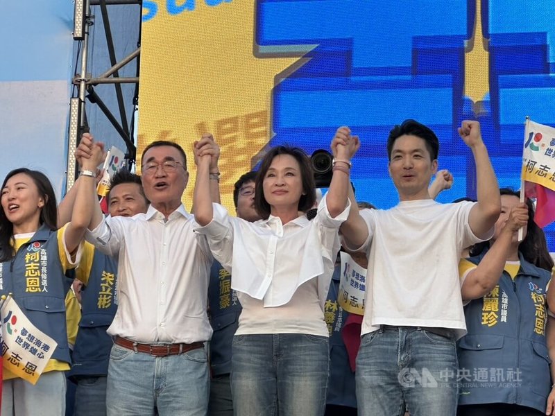 國民黨高雄市長參選人柯志恩(前右2)19日在鳳山舉辦造勢活動,邀請尋求連任的台北市長蔣萬安(前右)、同黨新北市長參選人李四川(前左2)等人站台,展現團結氣勢。中央社記者林巧璉攝 115年9月19日