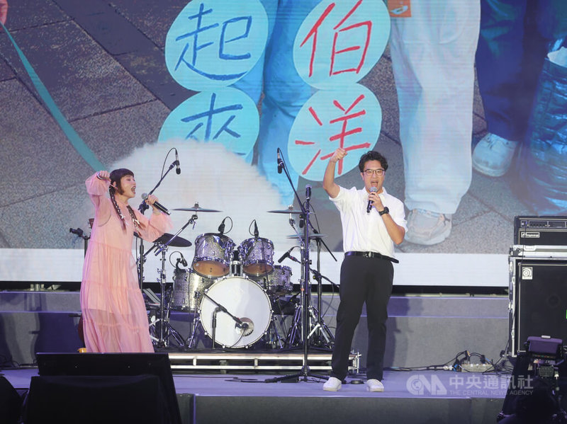 民進黨創黨40週年紀念音樂會「傳承40．民主共鳴」19日在台北市北平東路登場，黨籍台北市長參選人沈伯洋（右）登台高唱「台北順起來」。中央社記者謝佳璋攝  115年9月19日