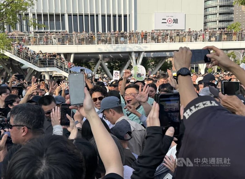 民進黨台北市長參選人沈伯洋(後中左戴墨鏡者)19日到高雄與同黨高雄市長參選人賴瑞隆(後中右綠衣者)合體造勢,吸引滿滿人潮,不少人高舉手機搶拍。中央社記者董俊志攝 115年9月19日