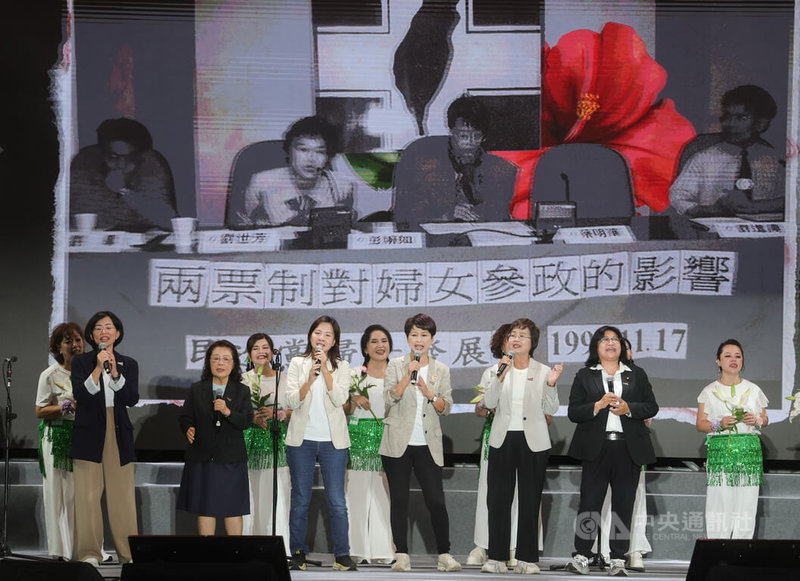 民進黨創黨40週年紀念音樂會「傳承40．民主共鳴」19日晚間在台北登場，黨籍新北市長參選人蘇巧慧（前左起）、澎湖縣長參選人吳淑瑾、苗栗縣長參選人陳品安、台南市長參選人陳亭妃、彰化縣長參選人陳素月、嘉義市長參選人王美惠登台合唱。中央社記者謝佳璋攝　115年9月19日