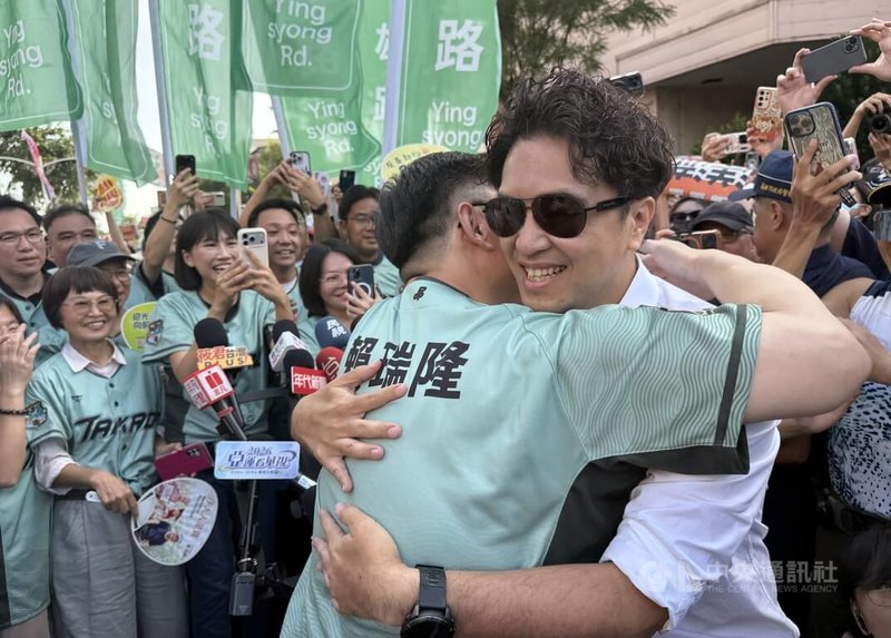 民進黨高雄市長參選人賴瑞隆(前左)19日與同黨台北市長參選人沈伯洋(前右)在高雄合體拚選情,兩人相互擁抱致意。中央社記者董俊志攝 115年9月19日